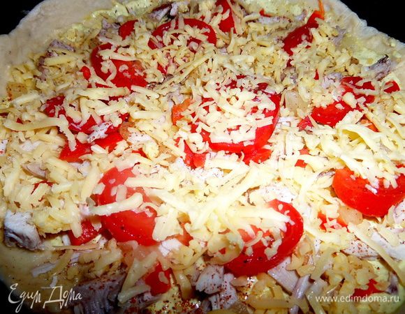 Посыпаем слоем тёртого сыра.