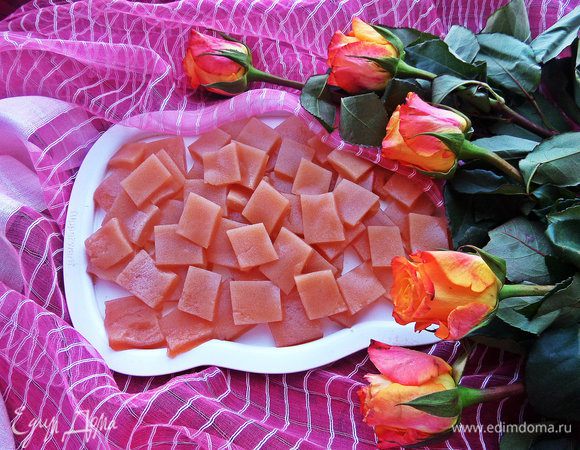 А на сладкое предлагаю желатиновые мягкие конфетки, делала вчера из тыквы по рецепту Ирочки: http://www.edimdoma.ru/retsepty/72294-tykvenno-limonnoe-sufle У меня с земляничным желе, поэтому такой цвет розовый:)