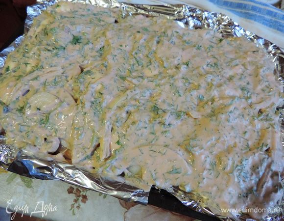 Для соуса сметану смешиваем с мелко нарезанной зеленью (у меня был смешанный пучок укропа и петрушки), томатной пастой и чесноком, пропущенным через пресс для чеснока. Все хорошенько перемешать, посолить по вкусу. Можно добавить чайную ложечку сахара.
Заливаем окорочка полученным соусом.