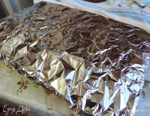 Форму затягиваем фольгой. 
Запекаем в разогретой до 250 градусов духовке 25 минут. Затем очень осторожно снимаем фольгу и запекаем еще 20-25 минут.