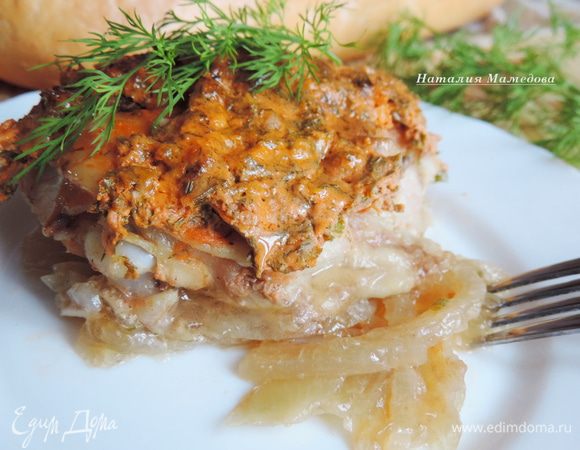 В форме будет много вкусной подливы и сочные ароматные окорочка. Подаем их горячими с любимым гарниром.