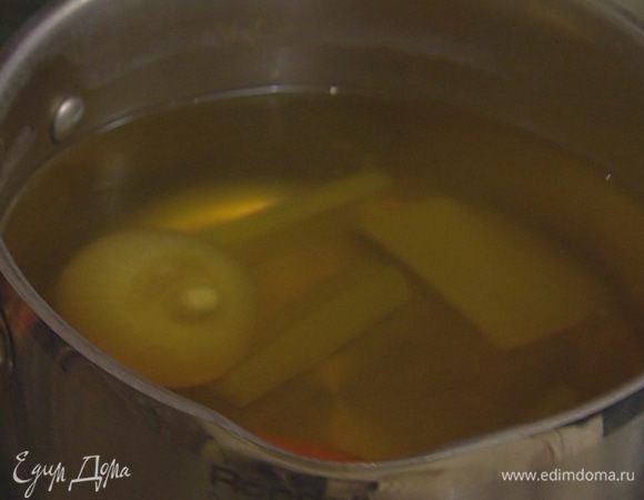 В готовый бульон добавить 2‒3 ч. ложки лимонного сока, укроп, соль и перец. 