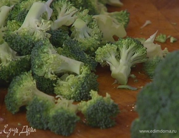 Брокколи и цветную капусту разобрать на небольшие соцветия.