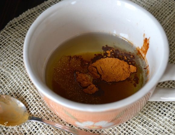 Для коричной заливки смешать растительное масло (у меня арахисивое) с сахаром и корицей. Как следует размешать.