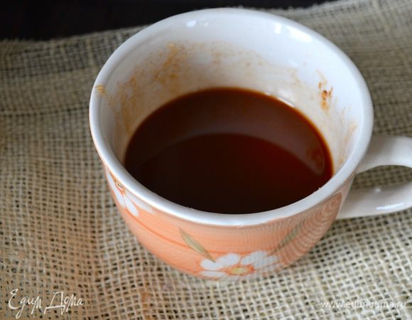 Добавить муку и снова все размешать, чтобы не было комочков.