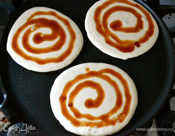 Сразу же нанести коричной заливкой узор в виде спирали.