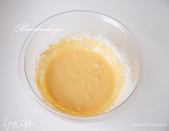 Соединить муку с содой, перемешать и постепенно, высыпать в миску с яично-тыквенной смесью. Тщательно вымесить тесто миксером так, чтобы не было комочков!