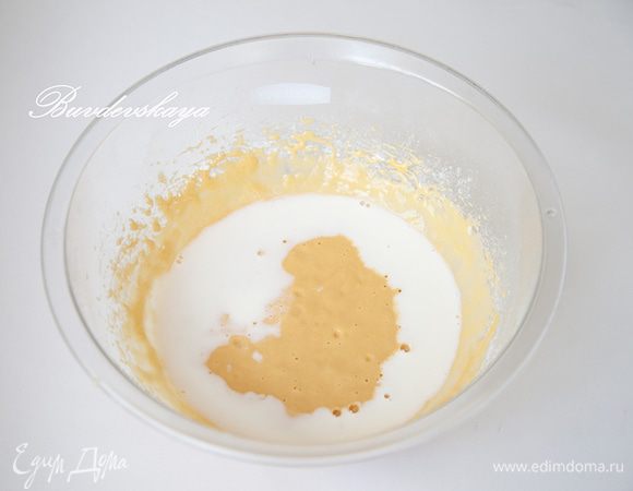 Затем постепенно добавить в тесто теплое молоко. Перемешать миксером. Тесто должно получиться консистенции сметаны (чуть гуще, чем обычное блинное тесто). Влить в тесто растительное масло и тщательно перемешать.