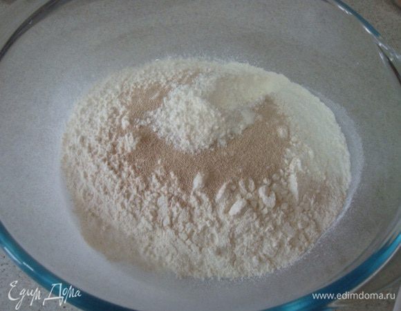 Смешиваем 1,5 ст. муки и дрожжи. Стакан 200 гр. 