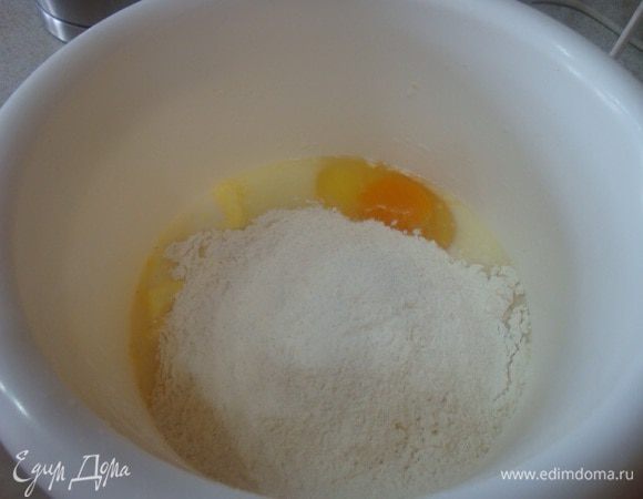 В отдельной посуде смешиваем 150 мл. молока, сахарный песок, 50 гр.  размягченного сливочного масла и соль. Добавляем яйцо. Миксером взбиваем эту смесь. 