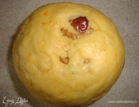 В треть тесто добавляем апельсиновую цедру и апельсиновую эссенцию. Всыпаем столько муки, чтобы получилось гладкое, мягкое тесто (у меня ушел 1 стакан). Скатываем тесто в шар. Ставим тесто в миску, смазанную маслом и оставляем в теплом месте подойти. 