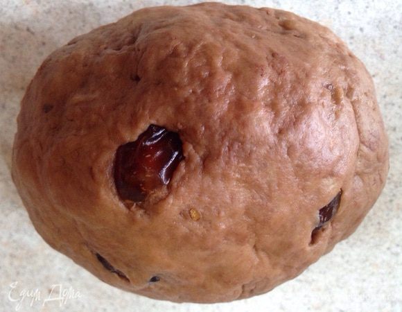 В оставшуюся часть теста добавляем какао-порошок и муки примерно 0,5 стакана, чтобы получилось такое же по консистенции тесто. И тоже оставляем в теплом месте подойти. 