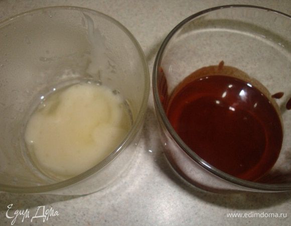 Готовим глазурь. Положите 0,5 ст. просеянную через сито сахарную пудру в глубокую огнеупорную посуду. Налейте туда горячего молока 50 мл. Добавьте 75 гр. растопленного сливочного масла ( можно заменить на маргарин). Постоянно перемешиваем, пока масса не станет однородной. Готовую глазурь разделите на 2 части. В одну добавляем какао, а в другую - апельсиновый сок. Добавьте 1-2 ст. ложку теплой воды, чтобы глазурь получилась жидкой. 