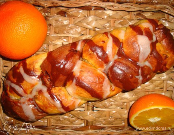 Полейте хлеб двумя видами глазури. Приятного аппетита!