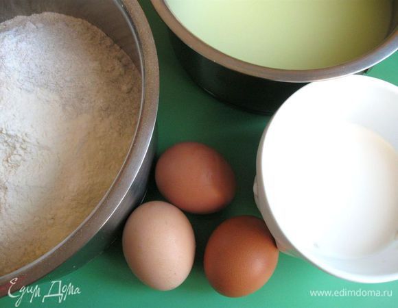 Приготовить все необходимое для теста. Взять небольшое количество  сливок (чуть выше температуры тела),  развести дрожжи, потом добавить остальные сливки, размешать.