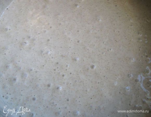 К сливкам с дрожжами частями, тщательно вымешивая, чтобы не было комков, добавлять муку, сыворотку (температуры тела), замесить тесто (консистенции жидкой сметаны). Перемешать немного миксером. 
Накрыть кастрюлю с тестом полотенцем и поставить в теплое место. Забыть о тесте на 2 часа.
