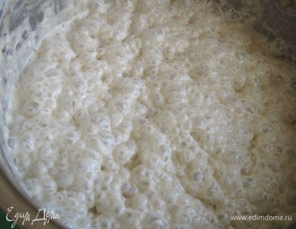 Желтки растереть с сахаром (40г) и солью, добавить в тесто. Размешать, оставить тесто для нового подъема на 45 минут.