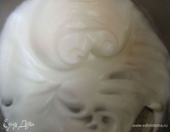 Взбить белки с оставшимся сахарным песком (10г) в стойкую пену, но не слишком крепкую. 