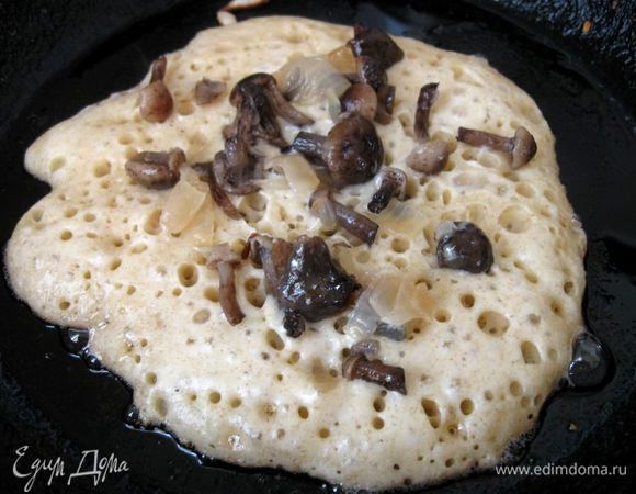 Аккуратно с помощью тонкой металлической лопатки или ножа перевернуть блин, дать прожариться.