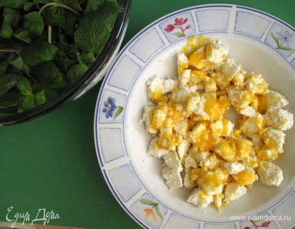 Начинка 3. Творог порезать на кусочки, сахарную пудру смешать с желтком, растереть немного, добавить к творогу, перемешать.