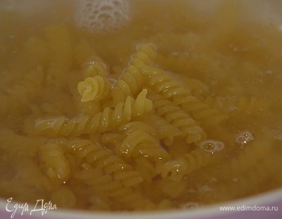 Макароны отваривать в подсоленной воде на минуту меньше, чем указано в инструкции на упаковке, затем воду слить и сохранить.