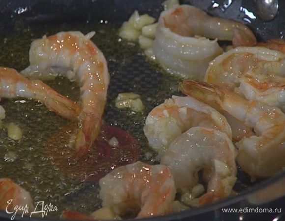 Креветки слегка посолить и поперчить, добавить половину розового перца, влить сок лимона и все перемешать.