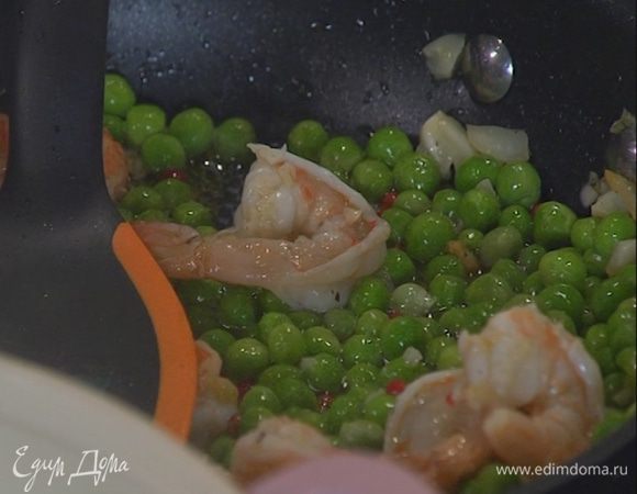 Добавить зеленый горошек и обжаривать пару минут.