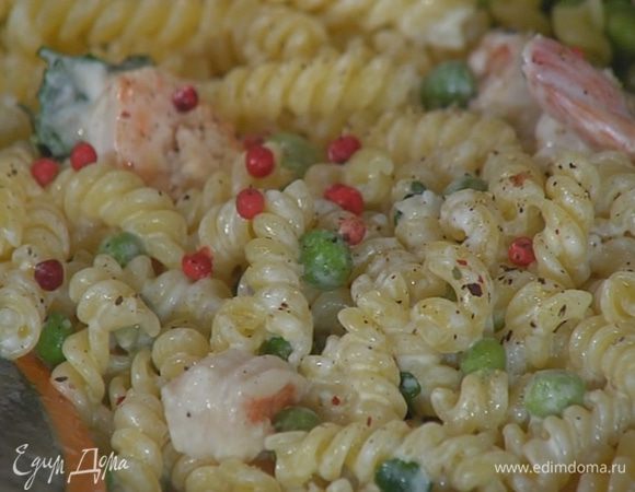 Добавить сметану, оставшийся розовый перец, порванный руками базилик, посолить, поперчить и все перемешать.