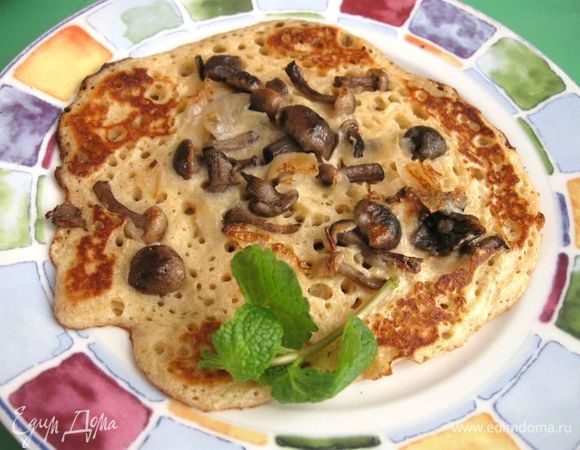 Снять сковородку с огня, накрыть тарелкой удобного диаметра (чуть меньше диаметра сковороды), перевернуть. Полить растопленным сливочным маслом. 