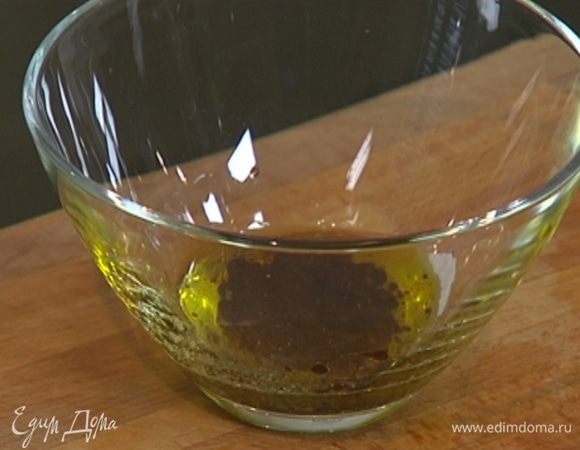 Приготовить заправку, соединив соевый соус, оба вида масла и мед.