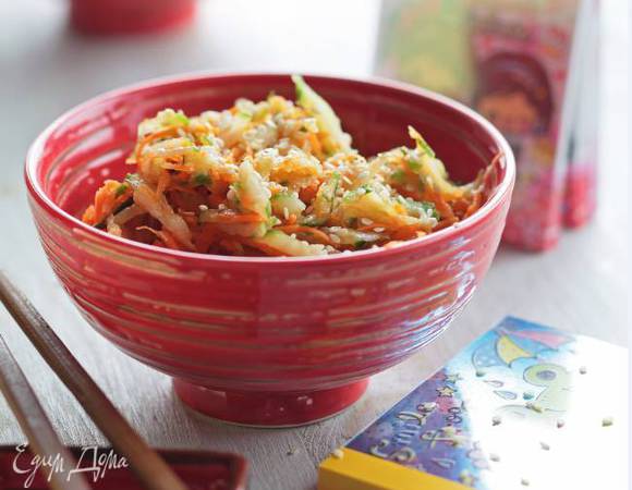 Заправить салат получившимся соусом, присыпать кунжутом и подавать.