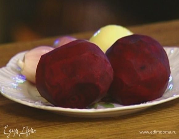 Морковь и свеклу почистить и натереть на крупной терке, но не смешивать.