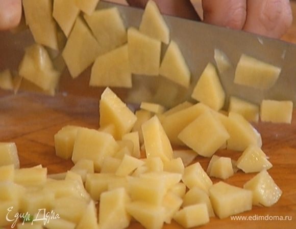 Картофель почистить и нарезать кубиками.
