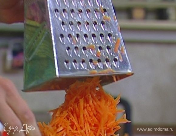 Морковь почистить и натереть на крупной терке.