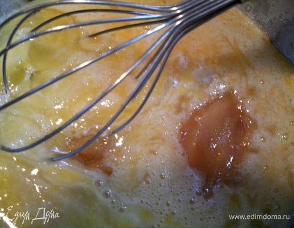 Для теста яйца растираем с сахаром, добавляем мед и прогреваем до растворения сахара. Осторожно, не передержите! Для теста сахара потребуется 230 г, а для крема — 300 г.