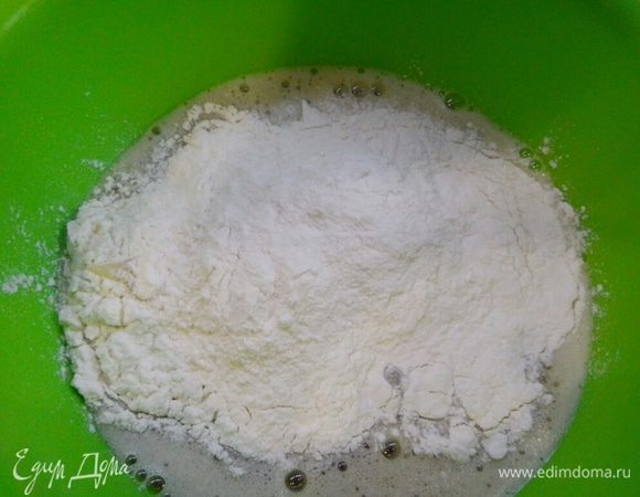 Всыпаем муку, смешанную с содой.