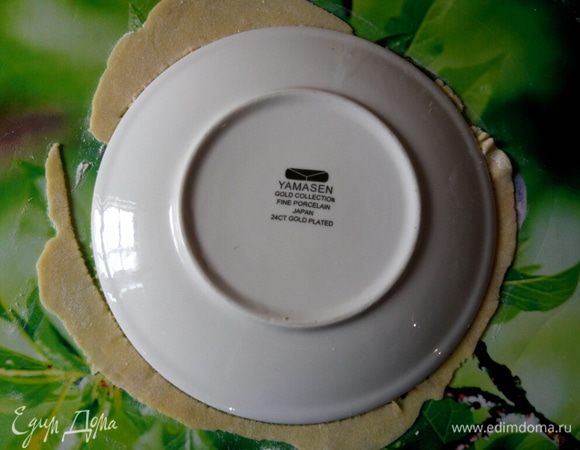 Тесто разделяем на 10 частей. Раскатываем каждую часть в лепешку и вырезаем коржи.