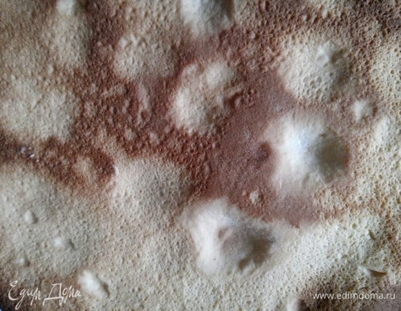 Выпекаем коржи на смазанном маслом противне при 220°C. Я ориентировалась на свою духовку и выпекала при 180 г. Коржи выпекаются очень быстро — 3–5 минут. Коржи лучше проткнуть, чтобы они не вздулись. Я с первым забыла, поэтому он у меня немного с пупырышками.