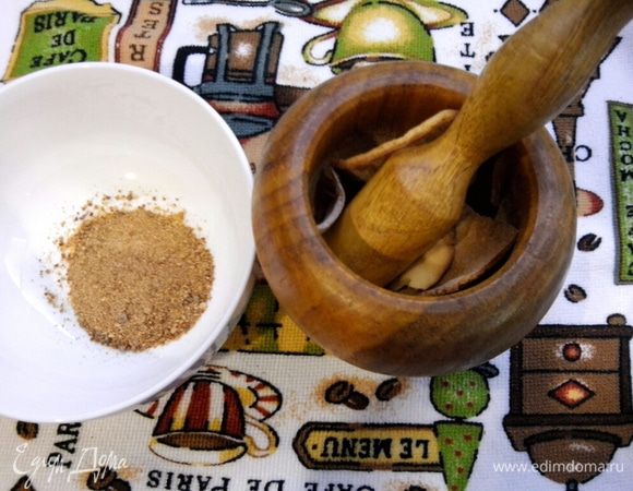 Обрезки тоже выпекаем и измельчаем в крошку.