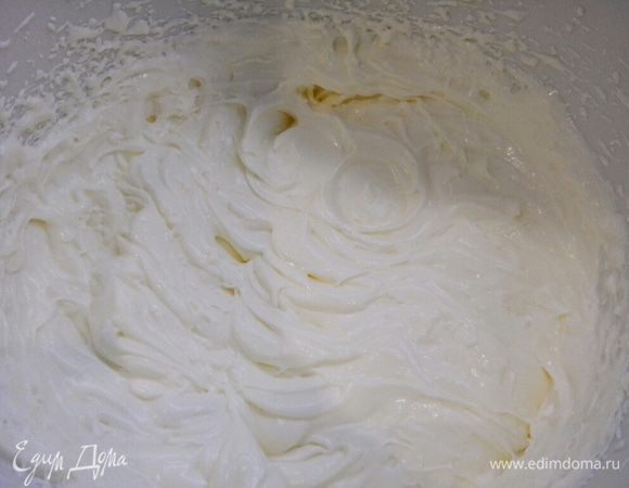 Для крема взбиваем сливки с 200 г сахара до устойчивых пиков. Отдельно взбиваем сметану со 100 г сахара. Соединяем и еще раз немного взбиваем. Вот такой получается крем.