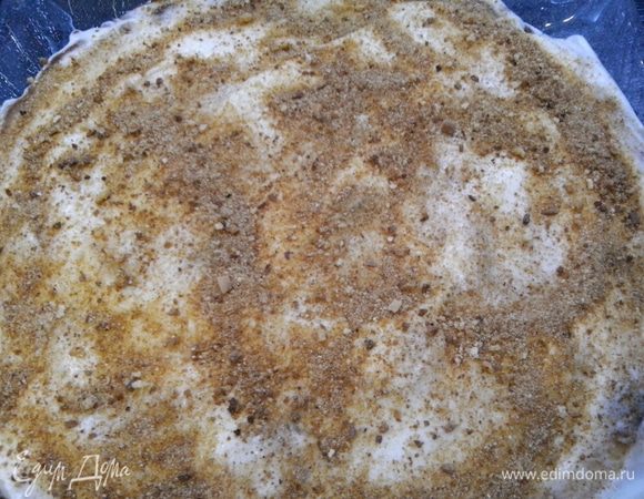 Корж щедро промазываем кремом. Каждый корж на крем я посыпала крошкой из обрезков.