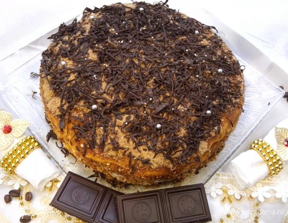 Последний корж тоже обильно посыпаем крошкой и трем на терке шоколад. Украшаем по желанию. Ставим в холодильник пропитываться на ночь. Приятного чаепития!