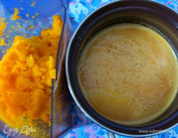 Тыкву пропустить через соковыжималку.