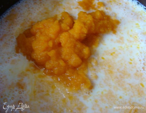 Яйца взбить венчиком, добавить молоко, потом тыквенную массу, соль, сахар, растительное масло, потом муку. Тщательно все размешать и влить крутой кипяток.
Тесто должно получиться как для обычных блинов по консистенции.
