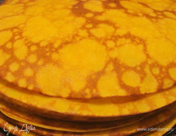 Я пеку блины уже не смазывая сковороду маслом.
Блинчики получаются яркие, очень солнечные!