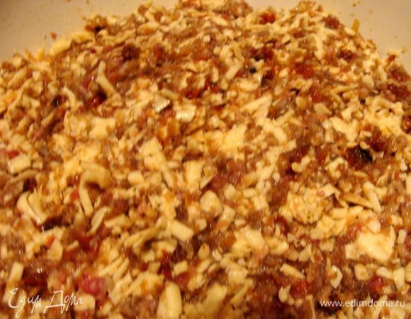 Фарш смешать с нарезанными вялеными помидорками, солью и смесью перцев.
В конце добавить натертый сыр, очень хорошо подойдет домашний. Можно мягкий, а можно твердый, по вкусу.