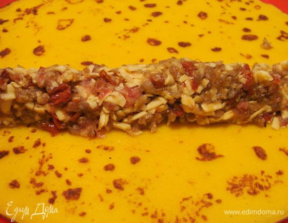 На один блин у меня уходило примерно по 2 ст.л. с горкой фарша.