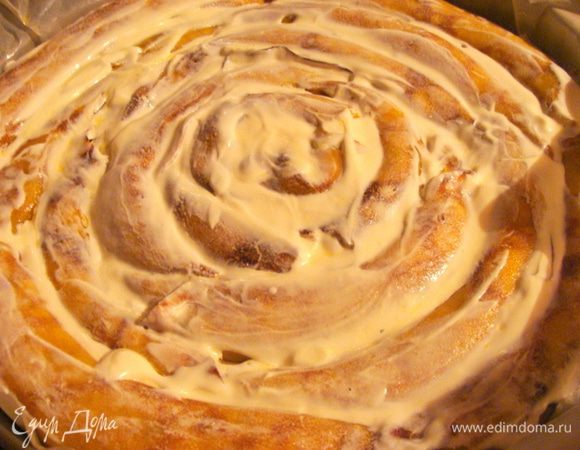 Через двадцать минут обмазать пирог сметаной и поставить выпекаться еще на 20 минут.
