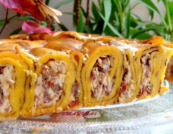 Подавать можно сразу!
А на второй день пирог выглядит еще эффектнее, особенно в разрезе)