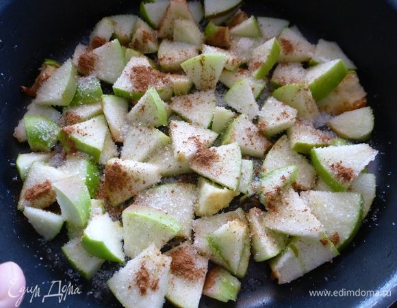 Форму для выпечки (22-24 см в диаметре) смазываем растительным маслом. Яблоко нарезаем небольшими пластинками прямо в форму, посыпаем 2 ст.л сахара и корицей. Ставим в разогретую до 200 гр духовку на 10 минут.